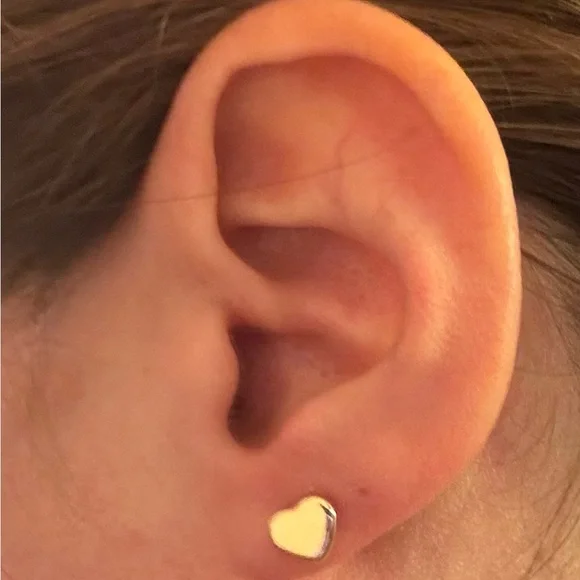 Solid 14k heart studs - Picture 4 of 4